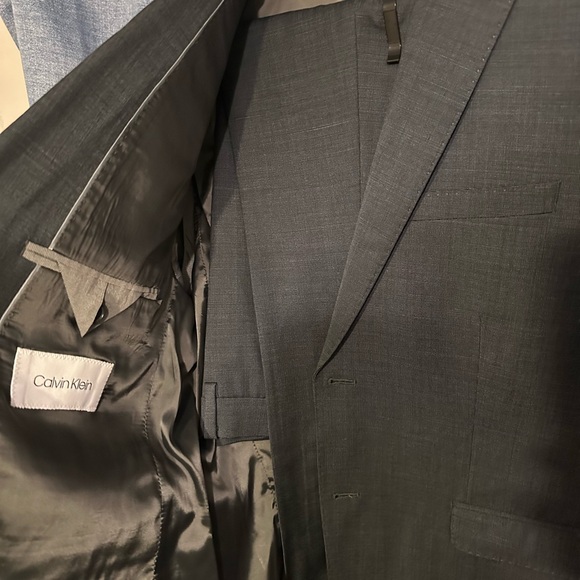 Calvin Klein 2 pieces suit Size 42R. pants size 36. Price 120$ - Picture 3 of 3